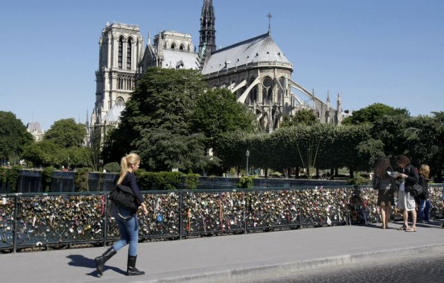 Οι Παριζιάνοι βαρέθηκαν τα «λουκέτα της αγάπης» στις γέφυρες